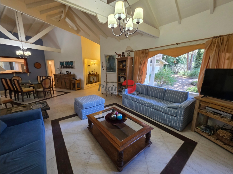 Casa en Venta - Carilo - Inmersa en el Bosque - 1.599 m² de terreno — foto 5
