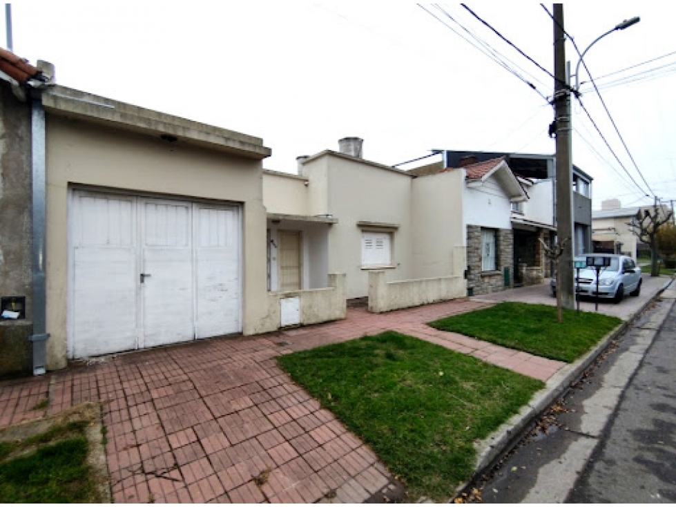 CASA EN 5 AMBIENTES CON COCHERA . P RAMOS OESTE - 2