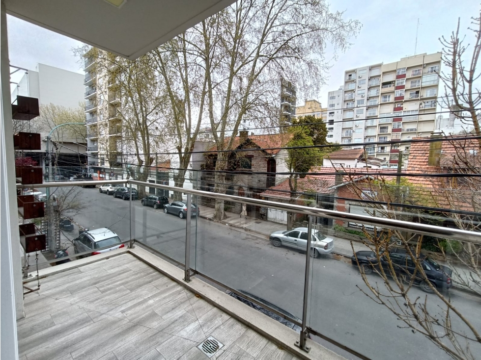 ALQUILER IMPECABLE MONOAMBIENTE CON BALCON AL FRENTE ZONA ALDREY