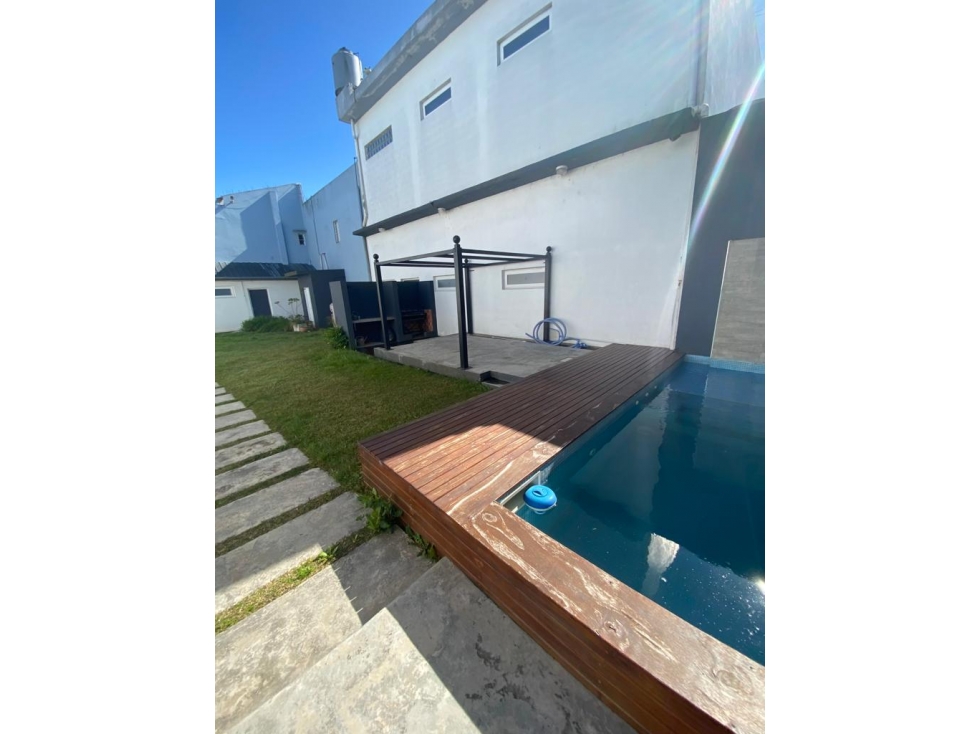 VENTA CASA 3 AMB CON PILETA y GRAN GALPÓN - 2