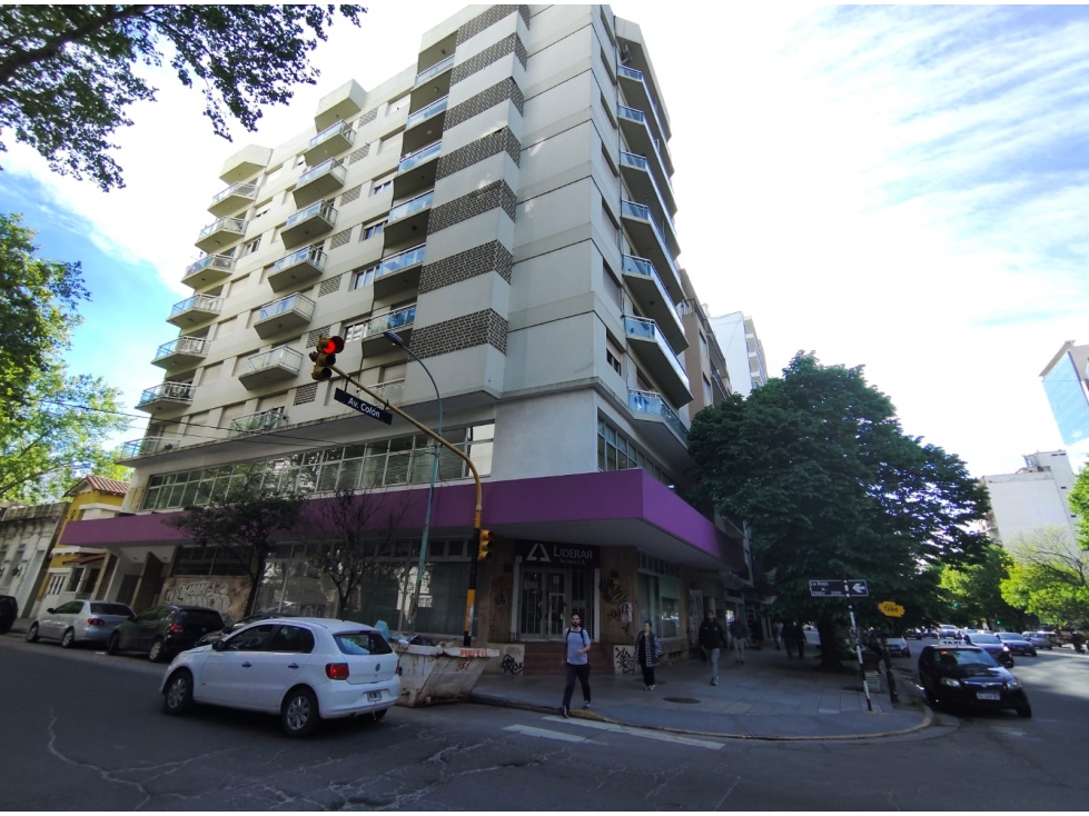 Importante propiedad comercial en esquina Estilo Banco