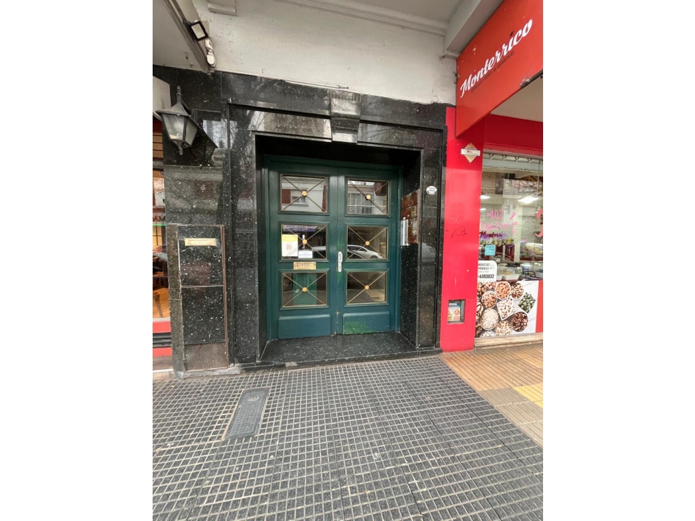 OFICINA / OPC. DEPTO 3 AMB. con BAULERA- RIVADAVIA 3222 2do. piso. - 4