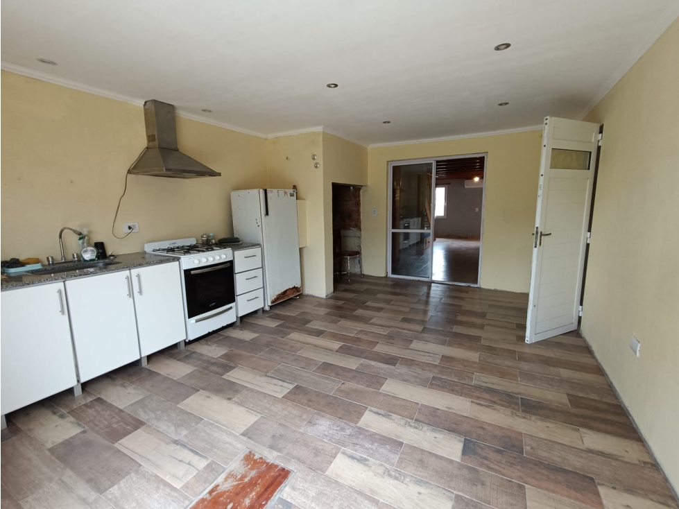 VENTA CASA 3 AMBIENTES CON PARQUE Y COCHERA B° ALFAR - APTO CREDITO - 2