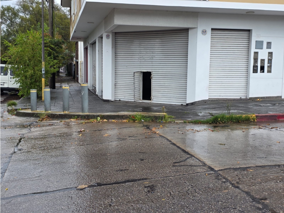 ALQUILER AMPLIO LOCAL COMERCIAL M. T. DE ALVEAR Y 12 DE OCTUBRE - 1