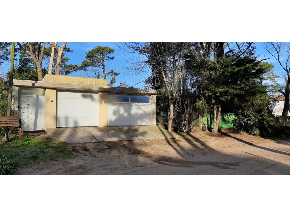 Venta Casa c/ quincho y cocheras!!! Todos los servicios!!! - 2