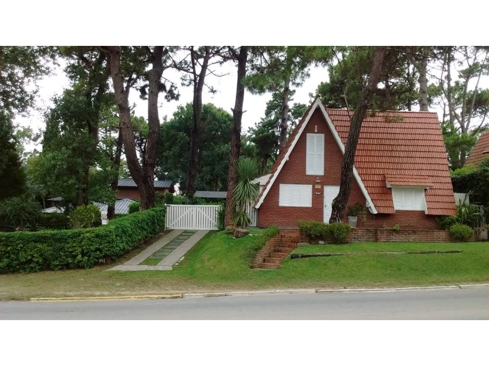 Casa Alpina en venta. Lote esq. de 700m2!!! - 1