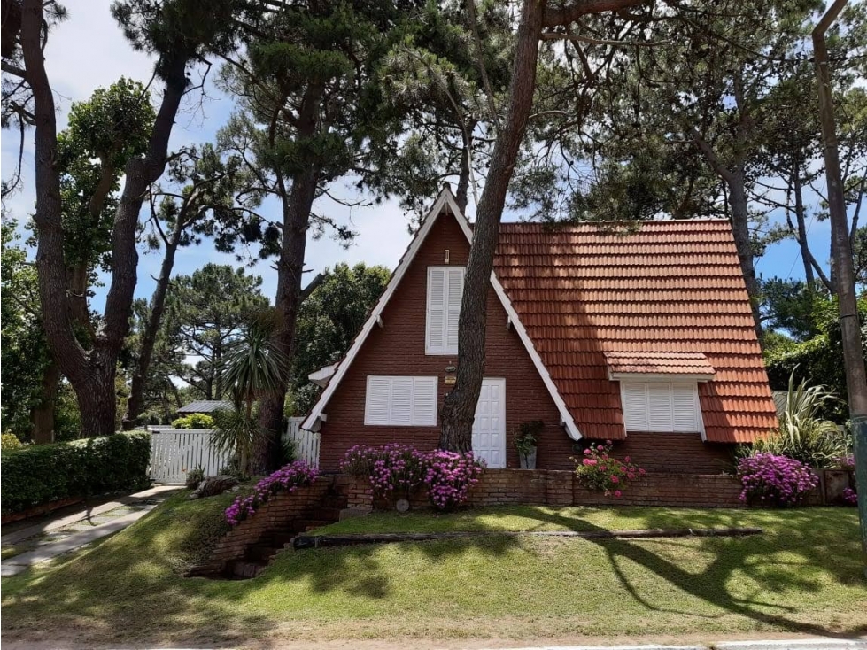Casa Alpina en venta. Lote esq. de 700m2!!! - 2
