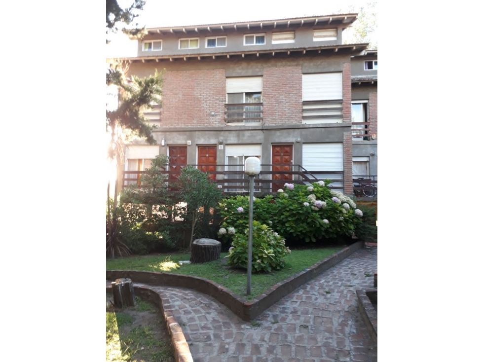 Venta Dpto. 3 amb. en triplex con cochera!!!