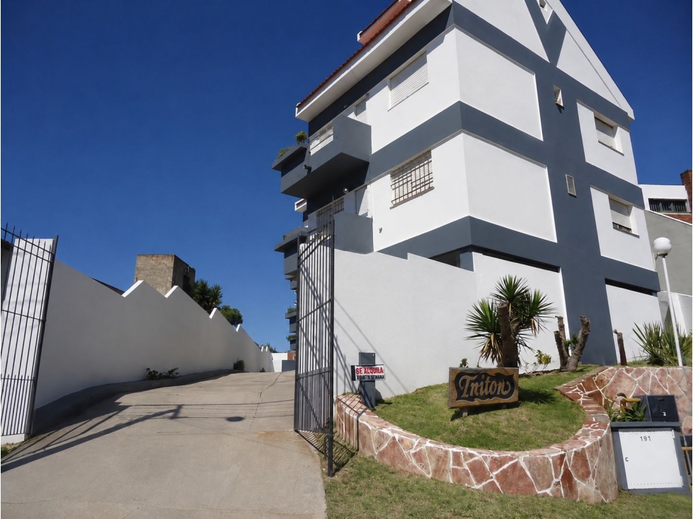 Venta Dpto. 3 amb. a pasos de la Playa!! c/cochera y gas natural!!!