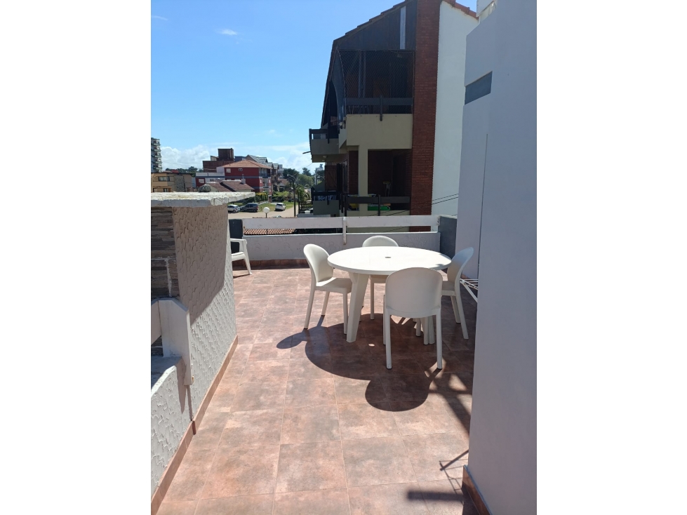 VENTA DE MONOAMBIENTE c/terrraza y cochera, a una cuadra del Mar!!! — foto 6