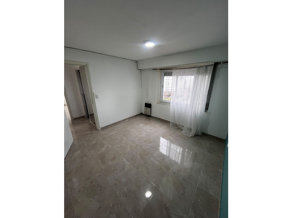 SEMIPISO DE 3 AMB TODO A LA CALLE (R.GUTIERREZ 900) - 5