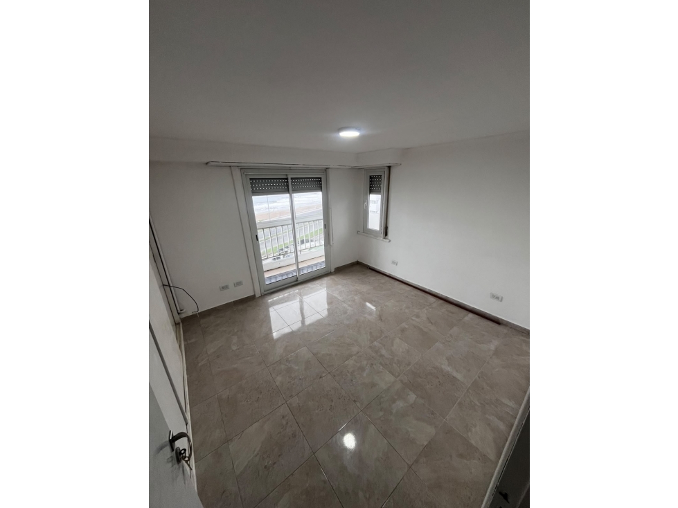 SEMIPISO DE 3 AMB TODO A LA CALLE (R.GUTIERREZ 900) - 6