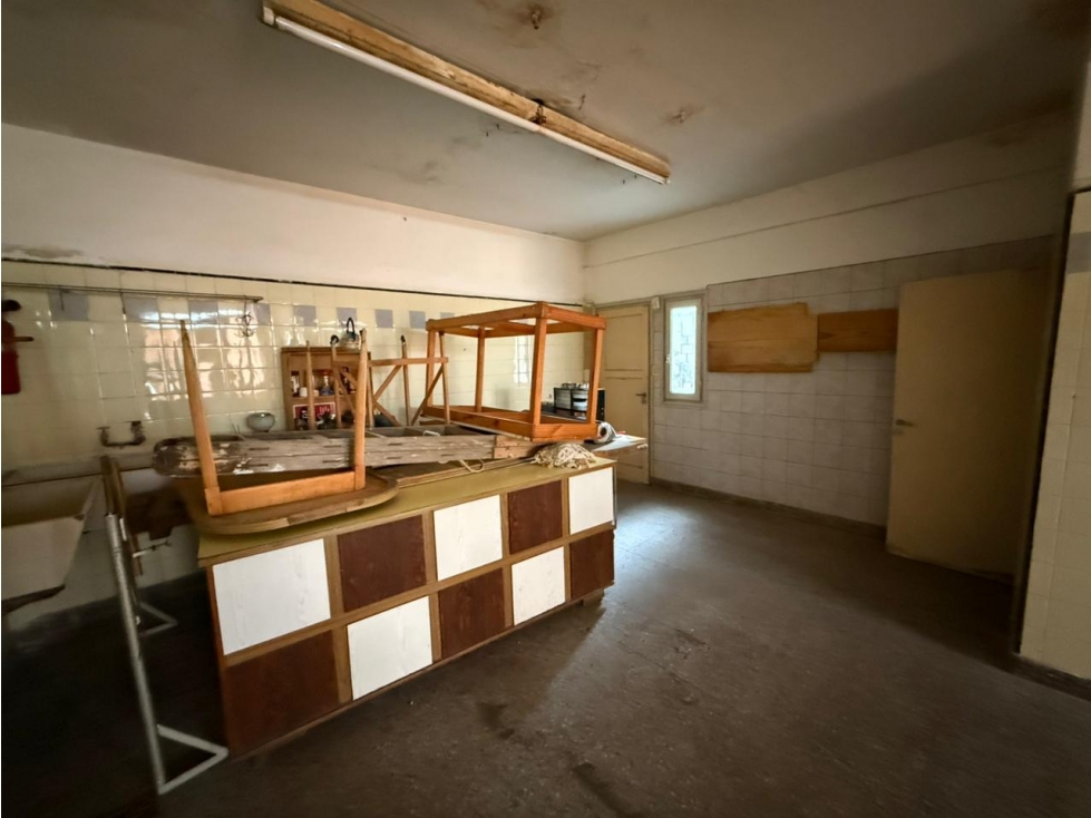 CHALET de 5 ambientes con cochera y local incluido - 5