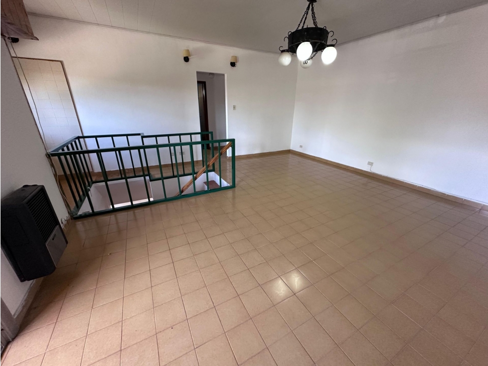 CHALET DE 5 AMBIENTES DESARROLLADO EN 2 PLANTAS, ZONA CONSTITUCION - 2