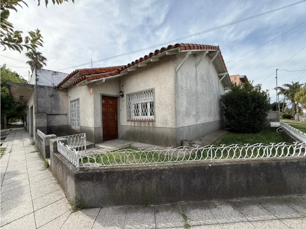 CHALET de 5 ambientes con cochera y local incluido - 1