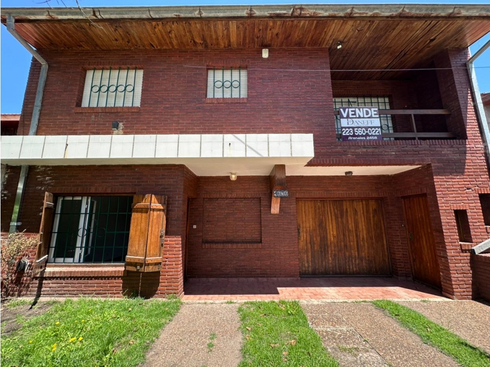 CHALET DE 5 AMBIENTES DESARROLLADO EN 2 PLANTAS, ZONA CONSTITUCION - 1