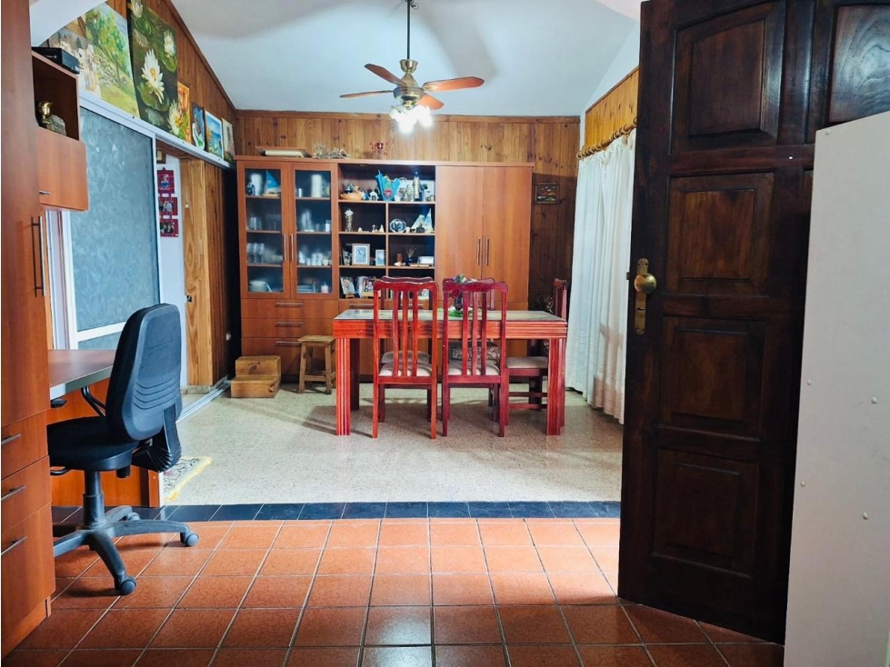 Se vende hermosa casa + local comercial en el centro de Tanti - 4