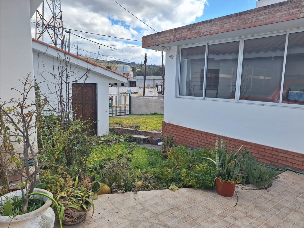 Se vende hermosa casa + local comercial en el centro de Tanti - 2