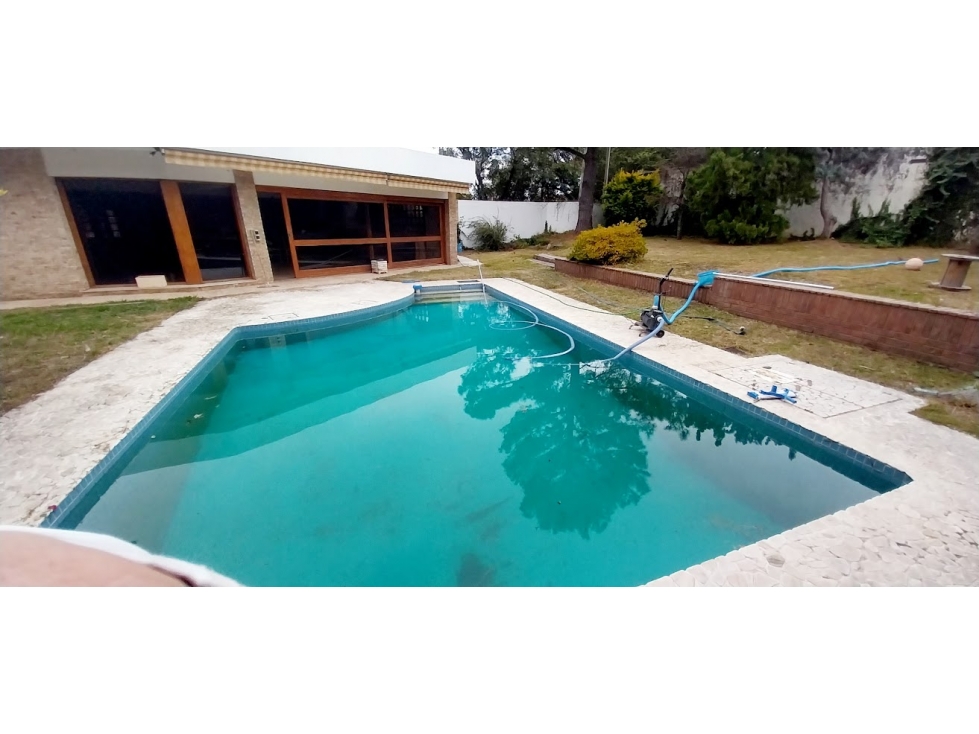 SE VENDE HERMOSA CASA EN B° LOMAS DE SAN MARTIN CON PILETA