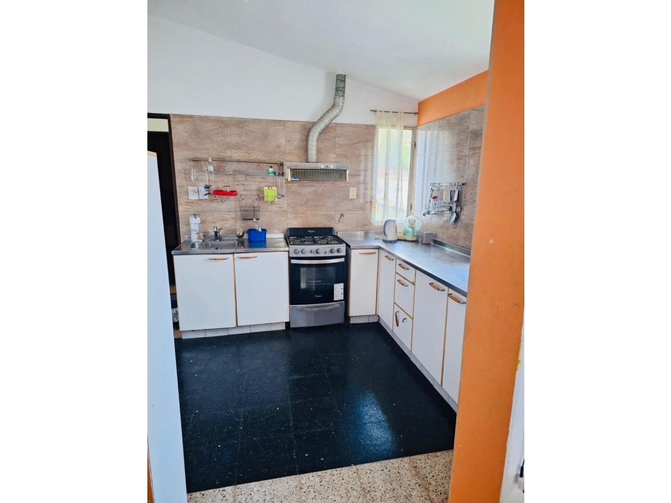 Se vende hermosa casa + local comercial en el centro de Tanti - 5