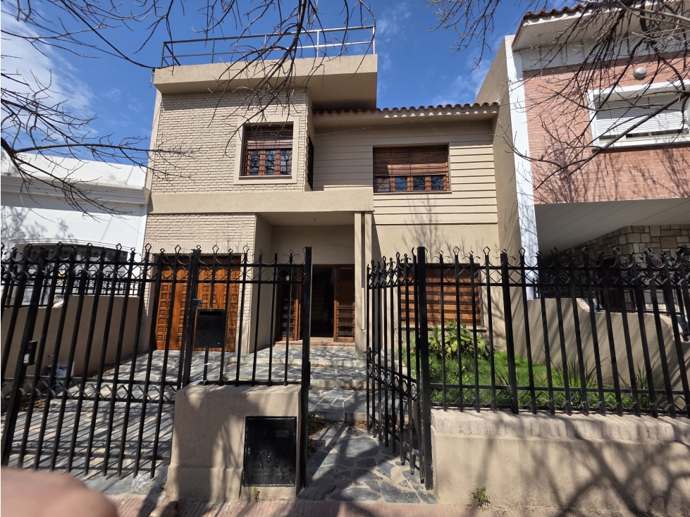 VENDO CASA 4 DOR CON PILETA JACUZZI Bº QUINTAS SANTA ANA