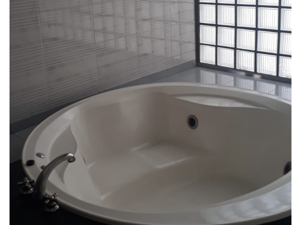 VENDO PERMUTO CASA - JACUZZI - SAUNA - PILETA - 4