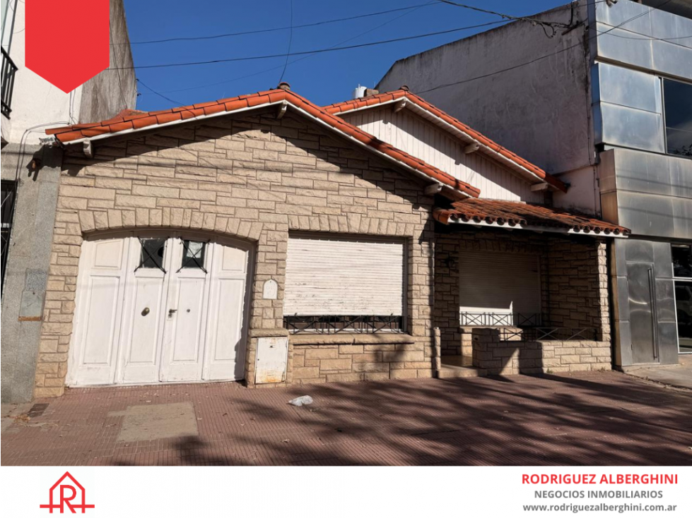 Casa en venta (Av. Kelly entre 23 y 25)
