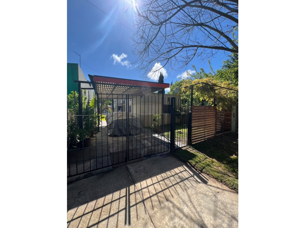 Casa de 2 dormitorios con pileta y quincho en Villa Garibaldi