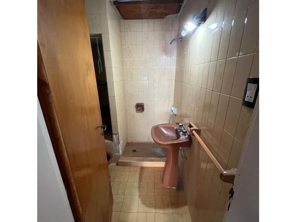 Casa 2 dormitorios con galpón y garaje pasante Los Hornos — foto 3