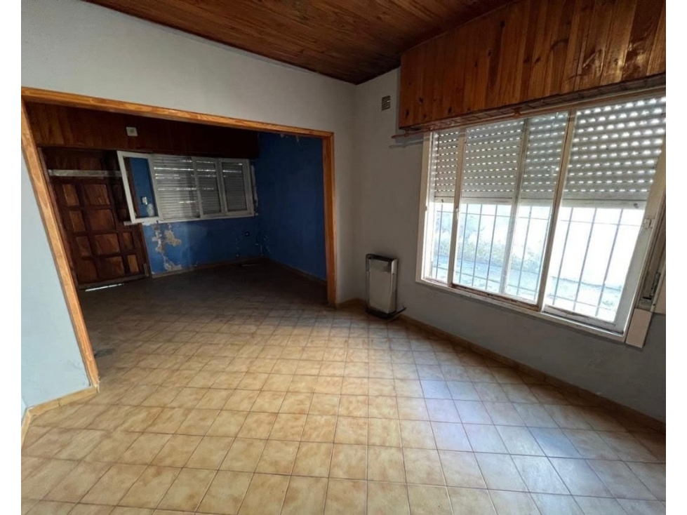 Casa 2 dormitorios con galpón y garaje pasante Los Hornos — foto 6