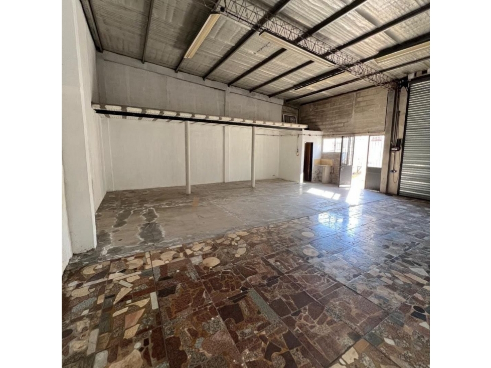 Casa 2 dormitorios con galpón y garaje pasante Los Hornos — foto 5