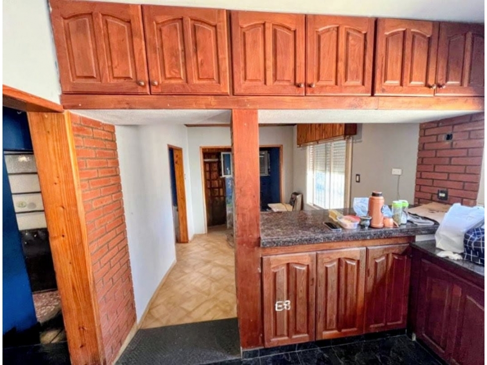 Casa 2 dormitorios con galpón y garaje pasante Los Hornos — foto 2
