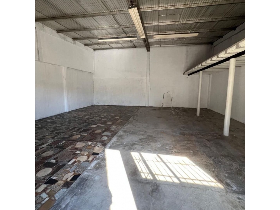 Casa 2 dormitorios con galpón y garaje pasante Los Hornos — foto 4