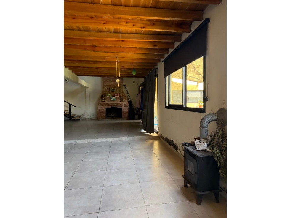 Casa 3 dormitorios con pileta y amplio lote La Plata — foto 4