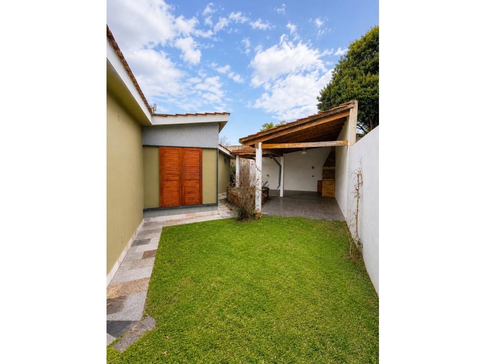 Hermosa casa en venta B° Manantiales - 2
