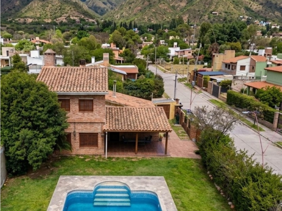 Hermosa casa sobre avenida en Carlos Paz zona centro - 2