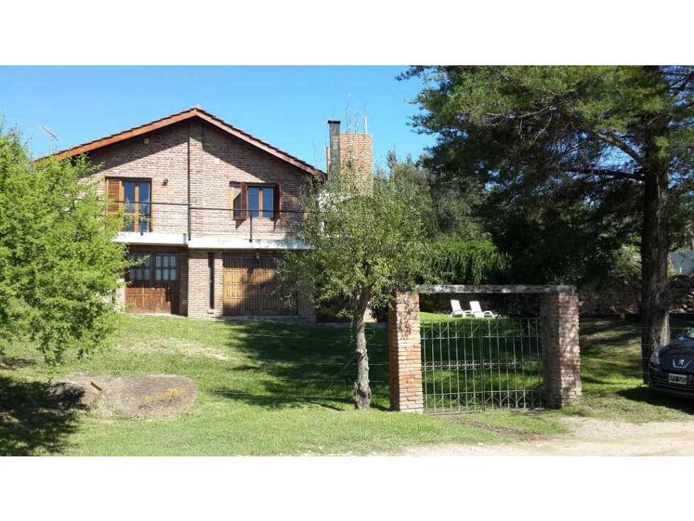 Casa con pileta y de Categoría al frente del lago azul - 2