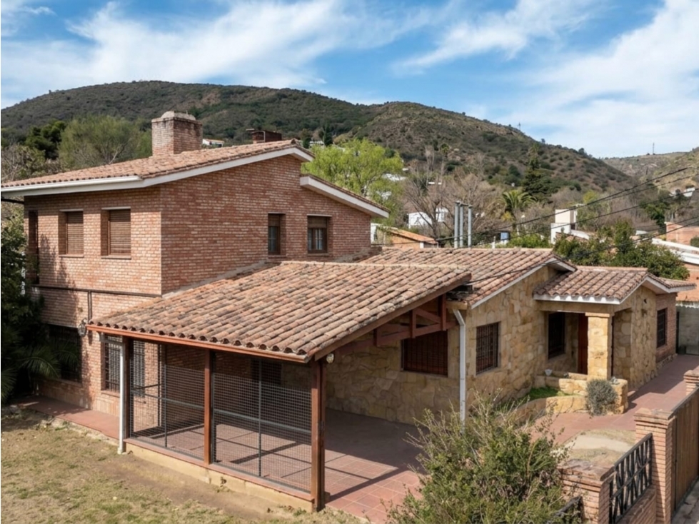Hermosa casa sobre avenida en Carlos Paz zona centro - 3