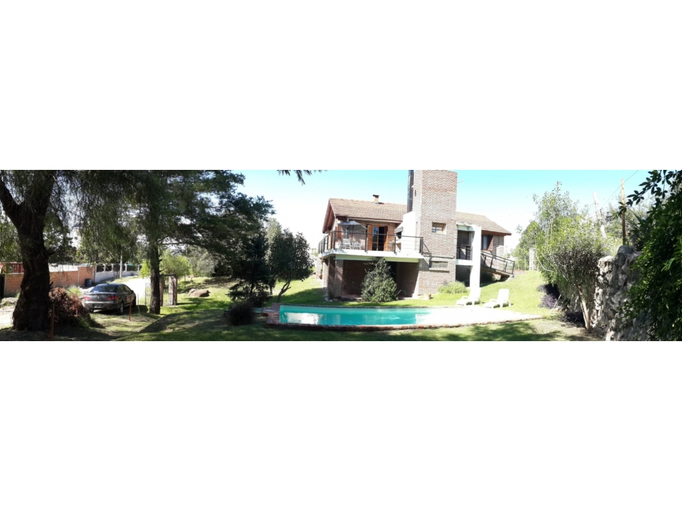 Casa con pileta y de Categoría al frente del lago azul - 3