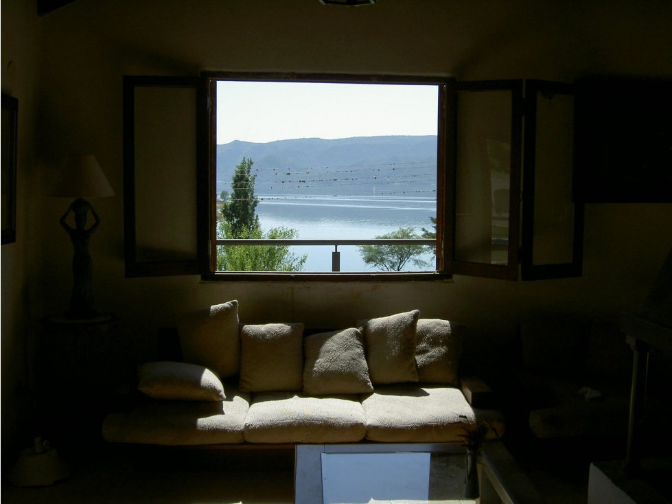 Casa con pileta y de Categoría al frente del lago azul - 4