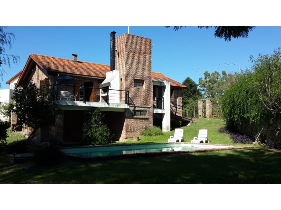 Casa con pileta y de Categoría al frente del lago azul - 5