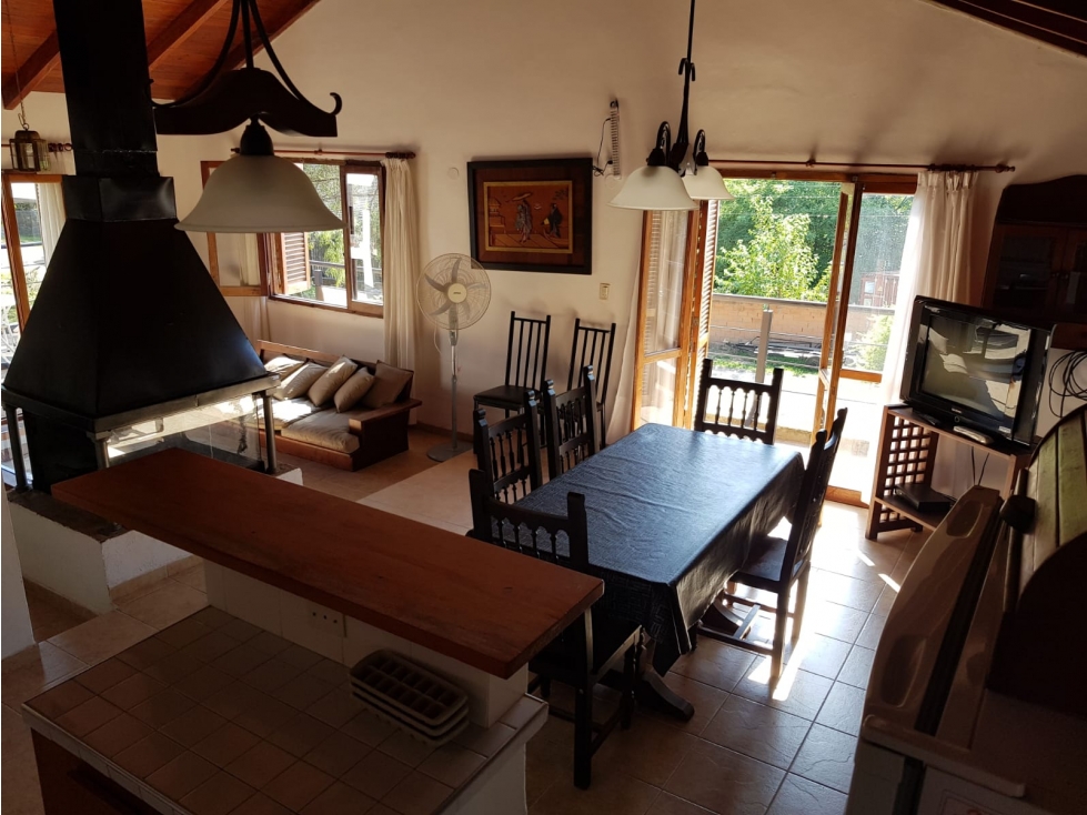 Casa con pileta y de Categoría al frente del lago azul - 6