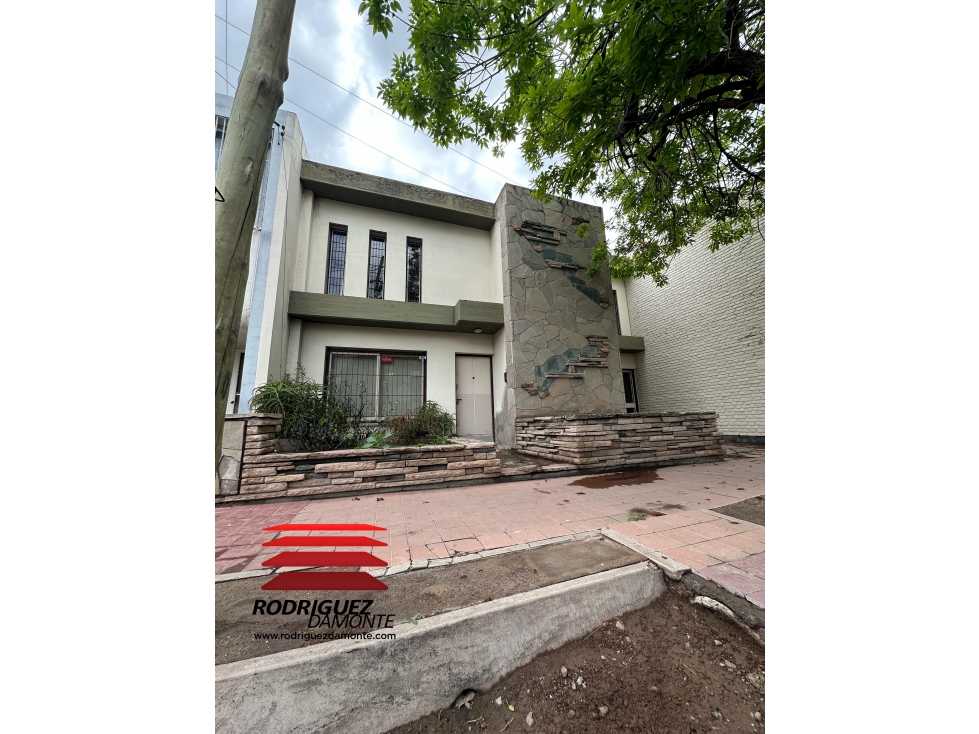 Casa en venta en Dorrego | 3 dormitorios, escritorio, cochera y patio