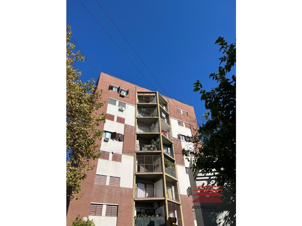Departamento en Venta 2 Dorm 6° Piso Frontal Balcón - 2