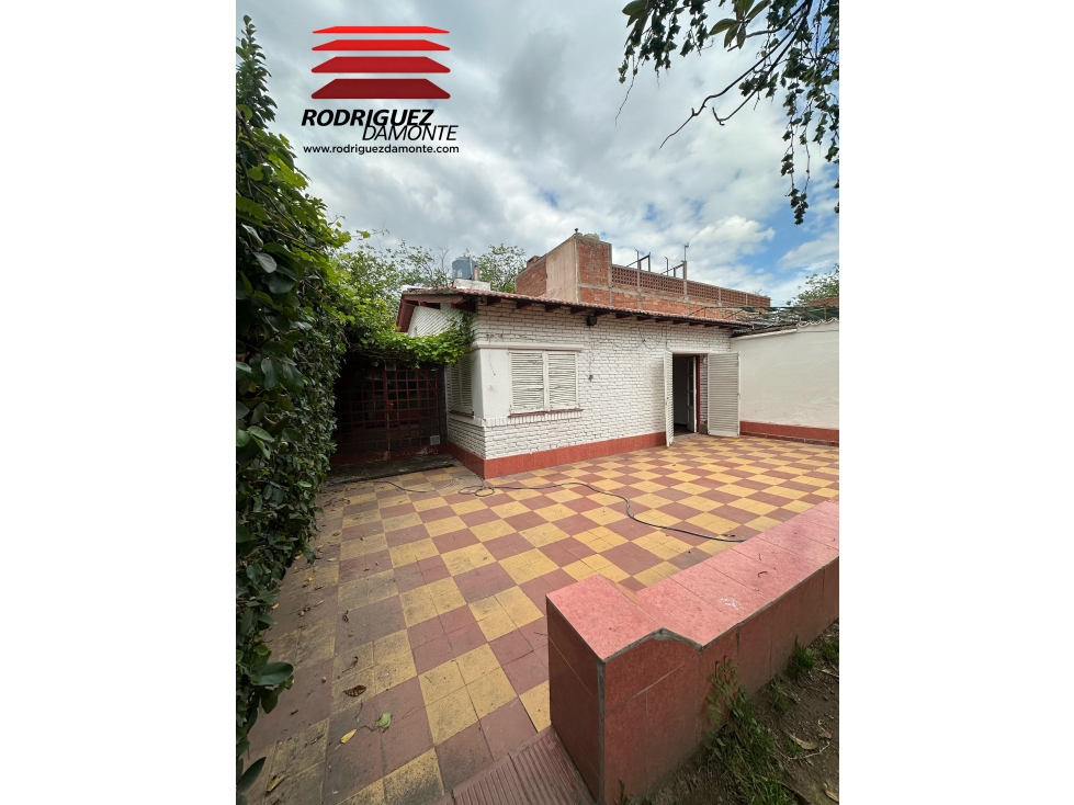 Casa en alquiler en Sexta Sección | Dos dormitorios y amplio patio