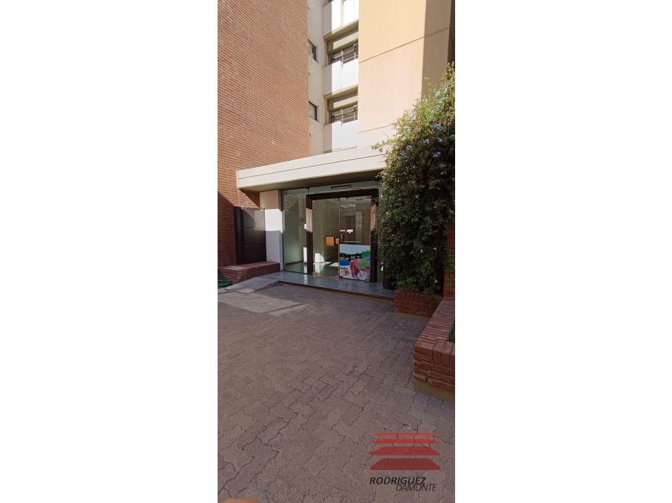 Departamento en Venta 2 Dorm 6° Piso Frontal Balcón - 3