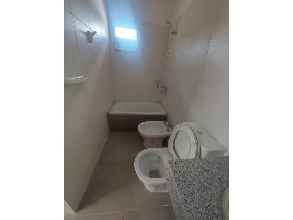 UN DORMITORIO CON COCHERA EN CIUDAD - 3
