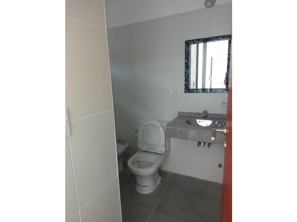 UN DORMITORIO CON COCHERA EN CIUDAD - 4