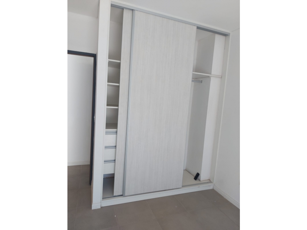 UN DORMITORIO CON COCHERA EN CIUDAD - 5