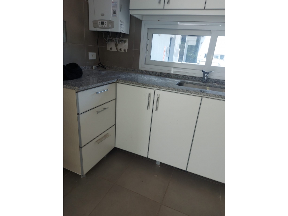 UN DORMITORIO CON COCHERA EN CIUDAD - 6